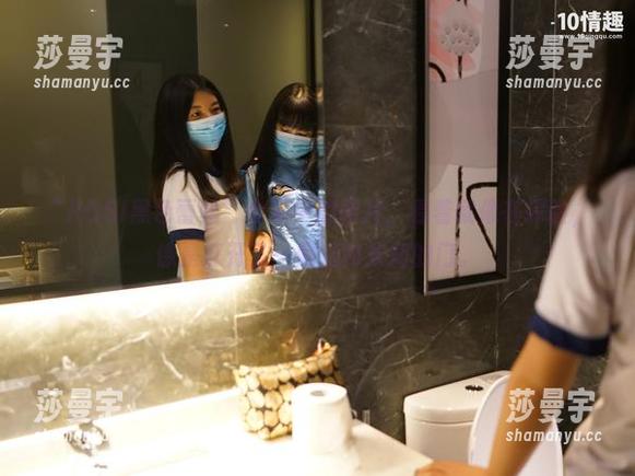“ROSI黑色蕾丝”合集中的图片，看着就像在探险，像是打开了一扇通向未知的门。