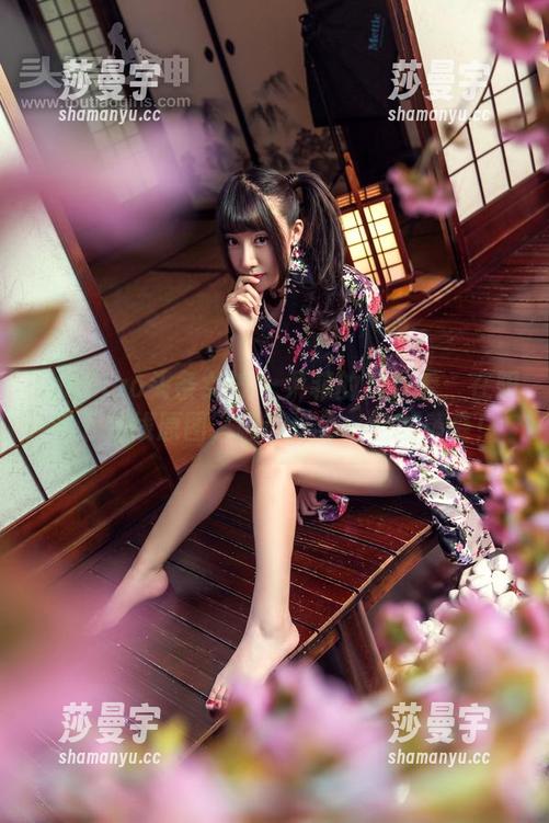 TouTiao头条女神 - 尹菲的户外秀：在阳光下在线原图，顺带送你一脸的羡慕！