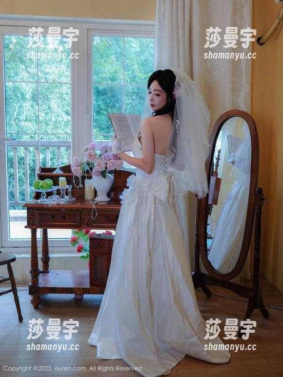 Xiuren秀人网 - 柚柚小奶瓶的天台写真：这感觉仿佛能把午后阳光笼罩过来。