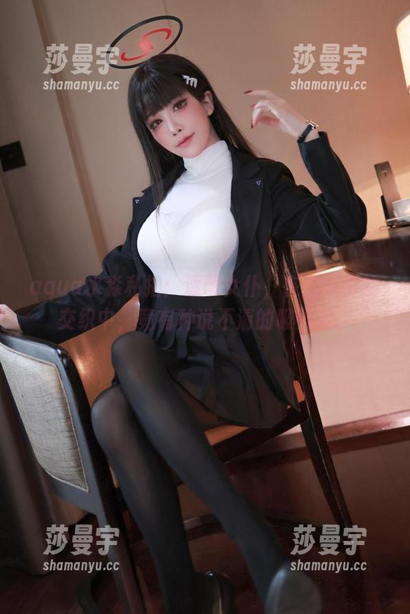 aqua水淼私拍：透明女仆，在光与影的交织中，竟有种说不清的吸引力。