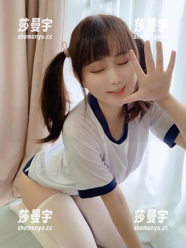 在泳池里，依依超级懒的美图简直是最美的夏日清凉剂！