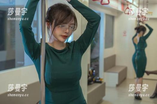 ‘女孩’夏小秋秋秋：她的写真就像夏天的味道，壁纸上都是奇妙的果汁色彩！