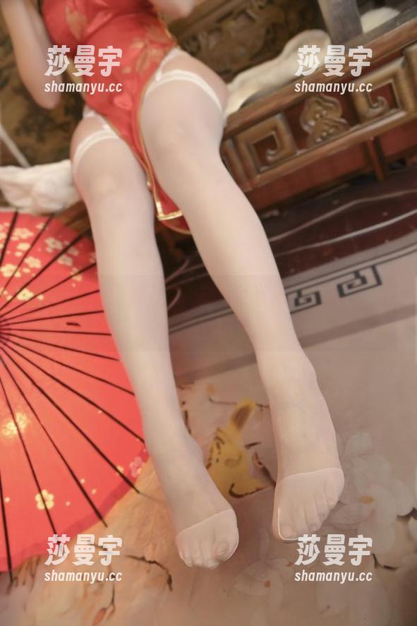 在黑色的深渊里探险：大米米球的写真与壁纸之旅！