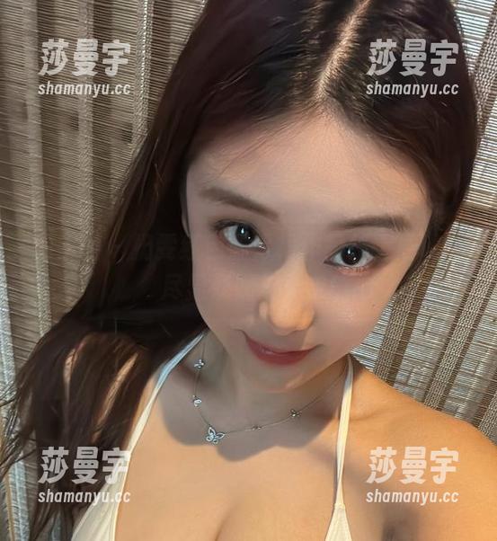 微密圈 - 奶雯红色漏背裙作品线上展现，尽显妩媚与无奈!
