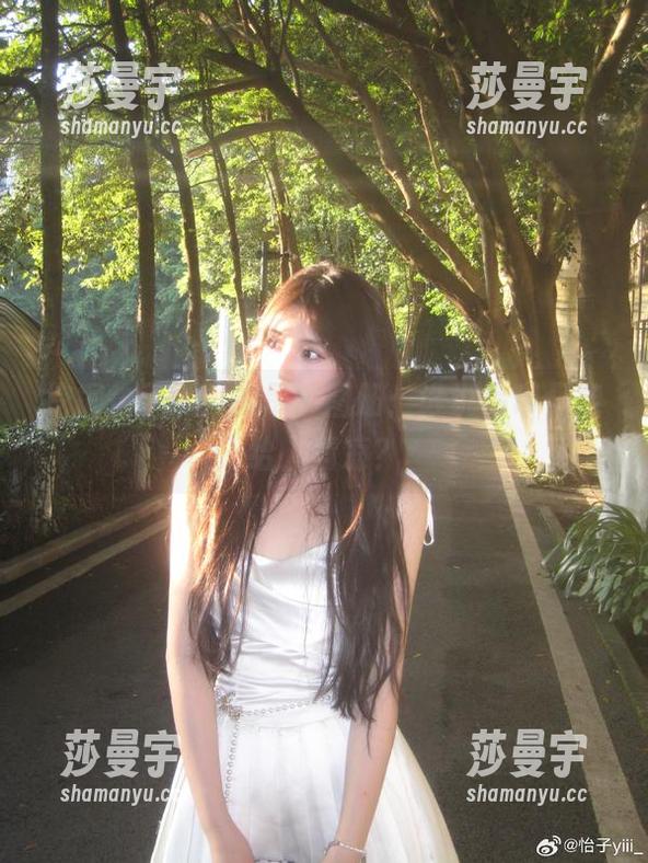 怡子yiii 挖掘怡子yiii的吊带图册:谁说吊带只能给人清凉?