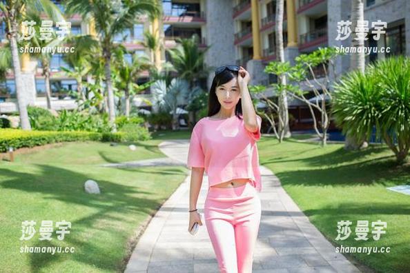 推女郎 - 美图满分！潘娇娇眼镜照，快来看看她的镜片里有什么秘密。