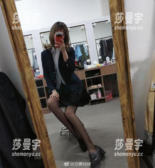 沧霁桔梗的灰丝，精选图片太有氛围，感觉我也被卷进了那光影里。