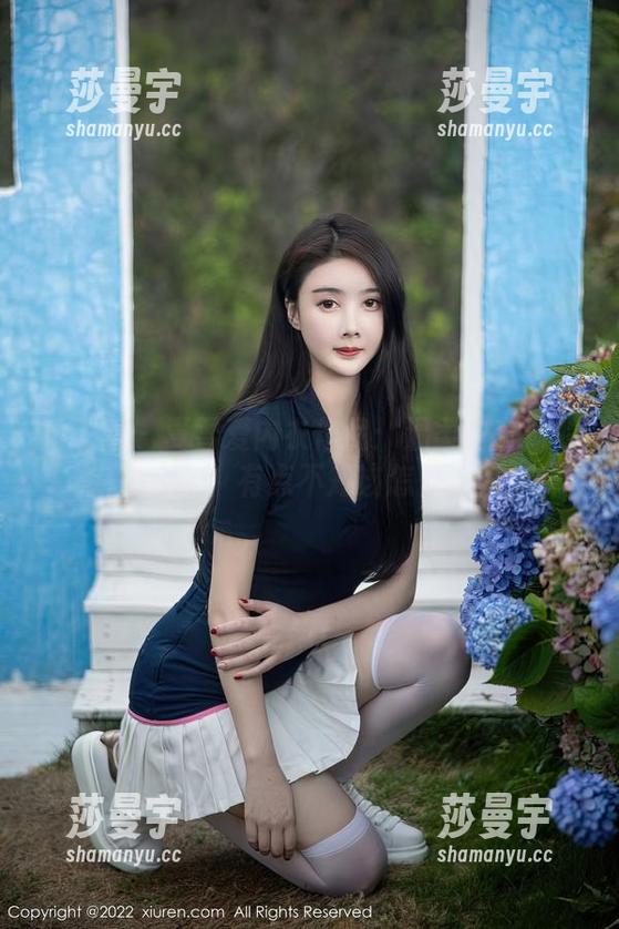 秀人网 - 夏雪爱内衣作品：温柔与奔放的完美演绎，有点不知该怎么形容。