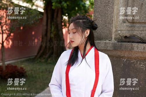 蜜桃社 - 从露西Lucy空姐的作品看世界：优雅与懒散的完美结合