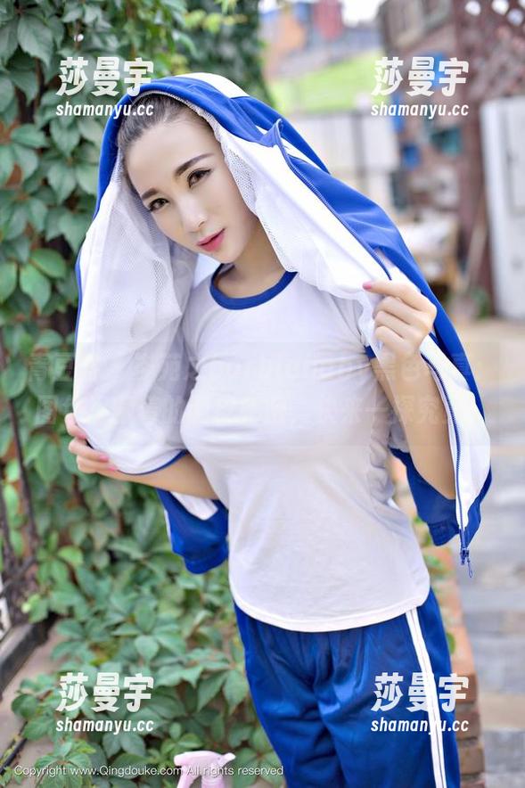 青豆客 - 岑苑之barbiebaby黑色写真：图包里藏着的调皮秘密，快来一探究竟！